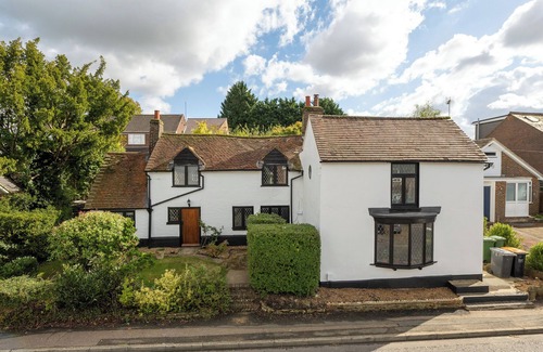 Luton Cottage | 18 century cottage nr Harry Potter Studios, London & Luton Airport. Pet friendly