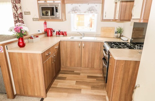 Haveringland Cottage | 18 LAKE VIEW, with a garden in Cawston