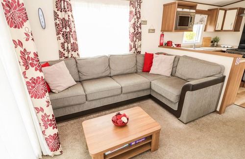 Haveringland Cottage | 18 LAKE VIEW, with a garden in Cawston