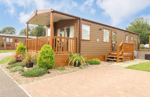 Haveringland Cottage | 18 LAKE VIEW, with a garden in Cawston