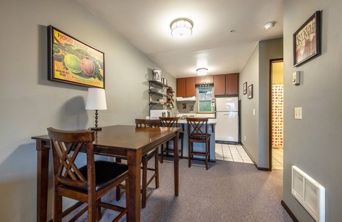 Hood River Condo | 18 Lodge, DT Hood River, River View, close to shopping & restaurants!