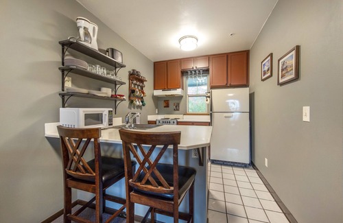 Hood River Condo | 18 Lodge, DT Hood River, River View, close to shopping & restaurants!