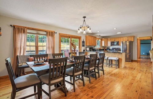 Logan Cabin | 18 Person Retreat-Swimming pond, Hot tub, Fire pit, Pool Table and more!