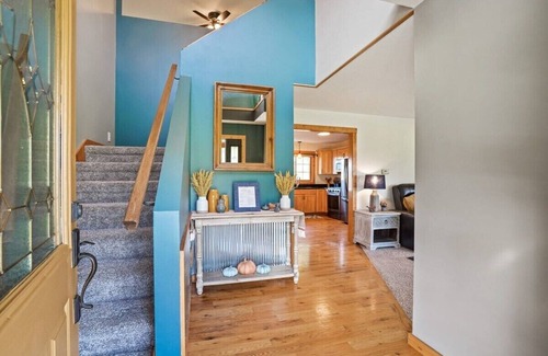 Logan Cabin | 18 Person Retreat-Swimming pond, Hot tub, Fire pit, Pool Table and more!
