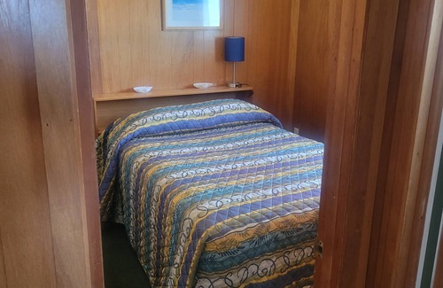 Oscoda Resort | #18 Thomas' Parkside Cottages. Sandy Beach, Lake Huron views. Downtown location.