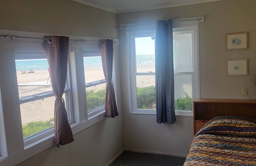 Oscoda Resort | #18 Thomas' Parkside Cottages. Sandy Beach, Lake Huron views. Downtown location.