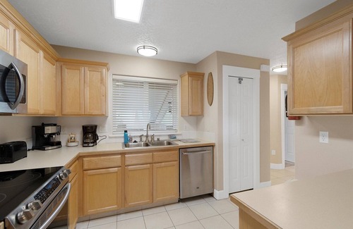 Seaview Condo | 180 AMAZING VIEW, Steps to Beach & Discovery Trail, BBQ (Lost)