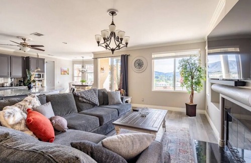 Temecula House | 180-degree mountain views from heated spa to overlook the exquisite golf course.