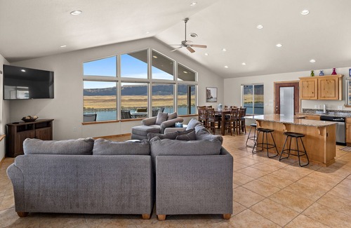 Quincy House | 180 degree unobstructed breathtaking panoramic view of the Columbia River.