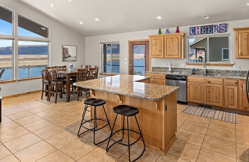 Quincy House | 180 degree unobstructed breathtaking panoramic view of the Columbia River.
