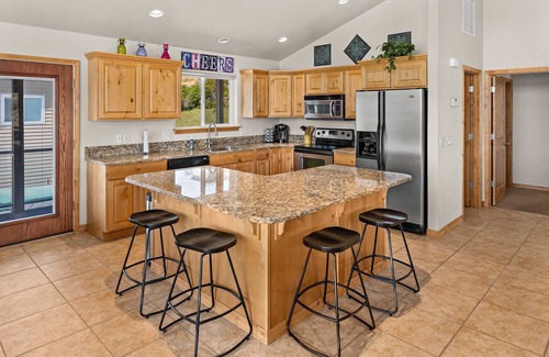 Quincy House | 180 degree unobstructed breathtaking panoramic view of the Columbia River.