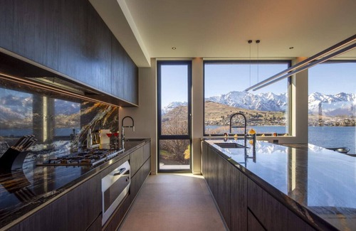 Queenstown House | 180 Park | Lakefront Masterpiece | Large-scale Luxury w/gym, sauna, spa & more!
