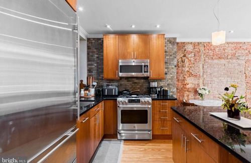 Old City Condo | 180 years old antique house. This Is it great in olde city