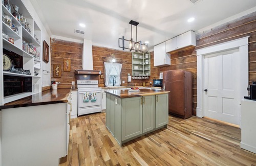 Broken Arrow House | 1800s Farmhouse—King Bed~Big Kitchen~Games & DVDs