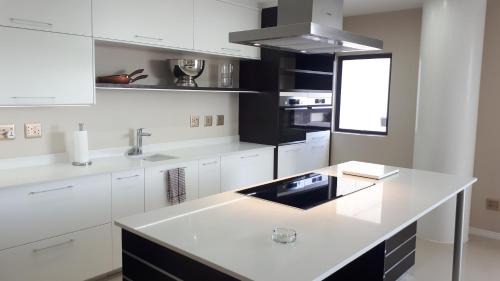 Downtown Johannesburg Apartment | 1804 Franklin 3-Bed Penthouse with Rooftop Jacuzzi