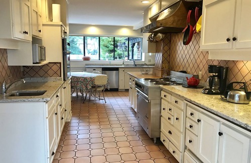 Cordova Bay House | 180° OCEANFRONT 15 min to downtown,Wineries. Beach,Hot Tub