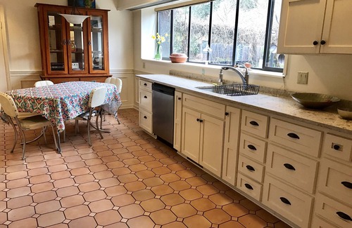 Cordova Bay House | 180° OCEANFRONT 15 min to downtown,Wineries. Beach,Hot Tub