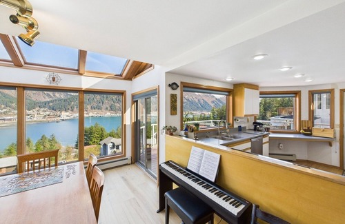 West Juneau House | 180° Views | 3BR w/Deck, Mountains & Cruise Ships