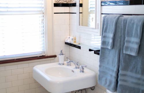 Beloit Bed & Breakfast | 1810 Emerson House Bed & Breakfast - Adults Only