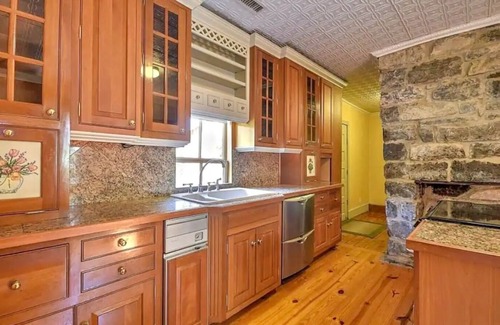 Kingsport Cottage | 1818 Riverfront Cottage