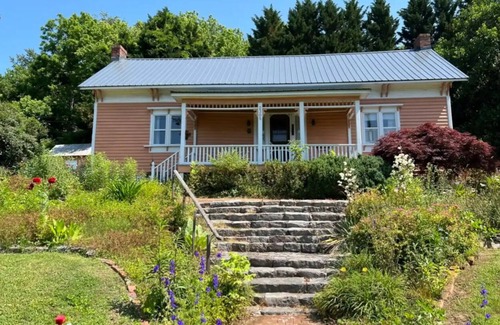 Kingsport Cottage | 1818 Riverfront Cottage