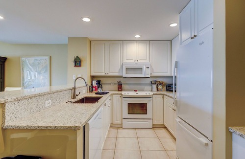 South Beach Condo | 1833 Beachside Tennis - Views of the Calibogue Sound!