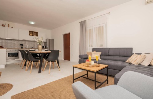 Vrgorac House | 185 m² House ∙ 4 bedrooms ∙ 8 guests
