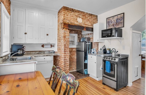 Gettysburg House | 1850s Gettysburg Home - 2 Blocks from Square - Sleeps 10 - Central AC!