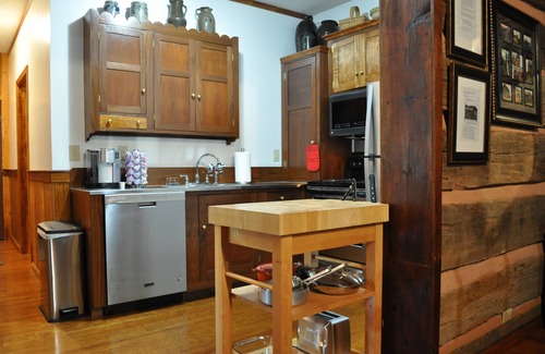 Weaverville House | 1850s log cabin 1 mile to downtown Weaverville 15% discount 7 days or more