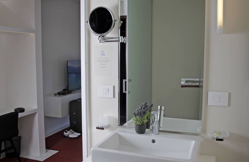 Hamra Hotel | 1866 Court & Suites