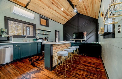 Beaver Cabin | 1870 Luxury Art Deco Train Depot at the Lake