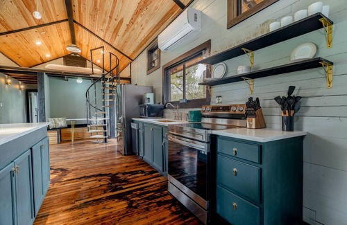 Beaver Cabin | 1870 Luxury Art Deco Train Depot at the Lake