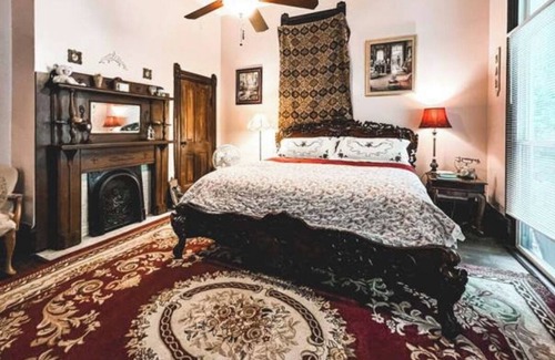 Oxford House | 1880 5B3b family pet friendly! walk to Historic downtown Oxford, OPAC
