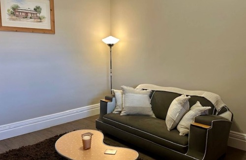 Evanston Bed & Breakfast | 1880 Bluestone Guesthousen20 min to Barossa, walking distance to train station