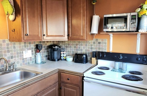West Colorado Springs Cottage | 1880's home between Manitou & Old Colorado City. Walk to Garden of the Gods!