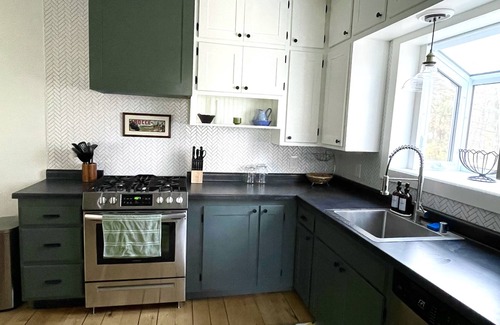 Green Lake House | 1880s Beauty! Family Fun. Walk to Downtown Green Lake, Heidel House & Golf!