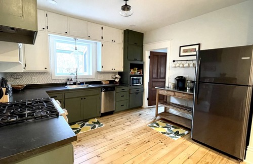 Green Lake House | 1880s Beauty! Family Fun. Walk to Downtown Green Lake, Heidel House & Golf!