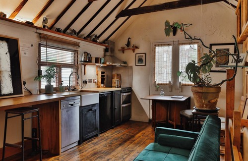 Haringey Cottage | 1880s Coach House – Pet‑Friendly & Off-Road Parking