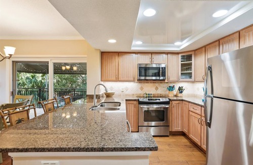South Beach Villa | 1887 Beachside Tennis ~ Large Wrap Around Balcony | Free Tennis