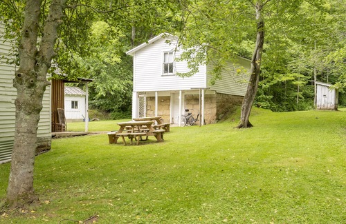 Clio Bed & Breakfast | 1887 West Virginia Cellar House-Strawberry Farm BB