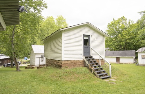 Clio Bed & Breakfast | 1887 West Virginia Cellar House-Strawberry Farm BB