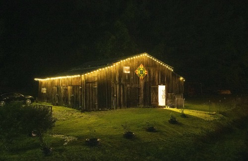 Clio Bed & Breakfast | 1887 West Virginia Cellar House-Strawberry Farm BB