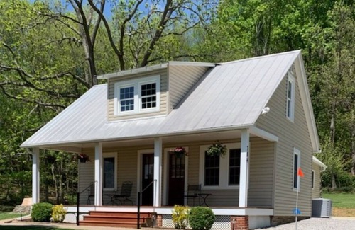 Rural Retreat Cabin | 1889 Green Mountain Cabin (Beautifully Restored)