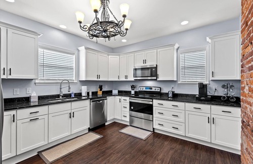 Lawrenceburg House | 1890's charm on Bourbon Trail- 7 distilleries w/in 25min! Bourbon Room in house!