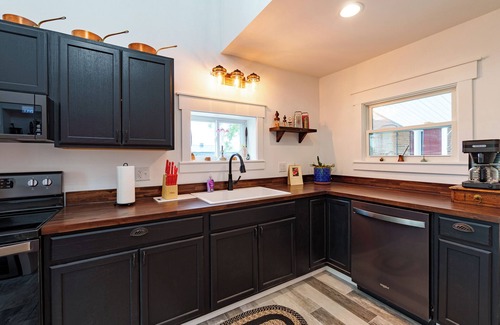 Springfield Other | 1890’s fully renovated farmhouse on a U Pick flower farm.
