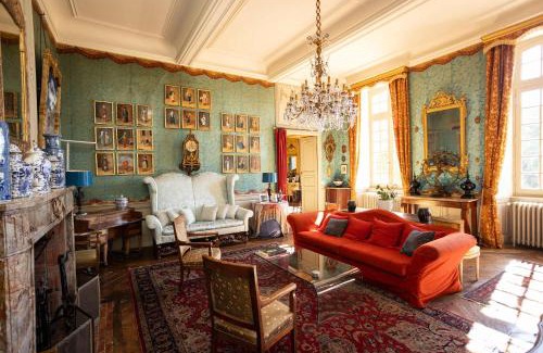 Castelnau-Picampeau Villa | 18th Century Chateau with Stunning Pool & Gardens