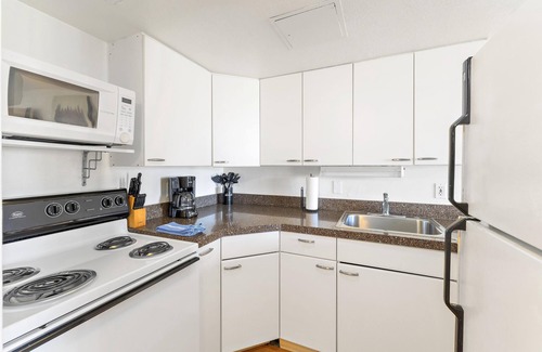Waikiki Condo | 18th Fl Ilikai Hotel Condo | King Bed | Valet Parking | City View
