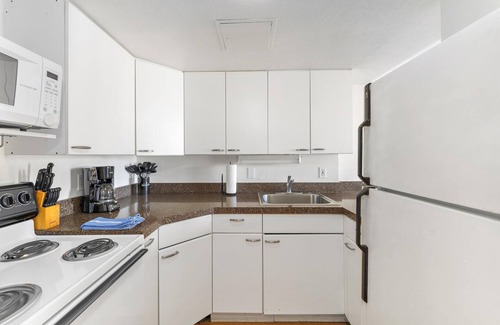 Waikiki Condo | 18th Fl Ilikai Hotel Condo | King Bed | Valet Parking | City View