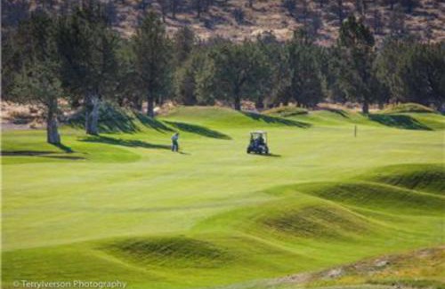 Redmond Ski Chalet | 18th Tee Chalet Getaway