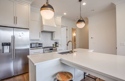 Rolling Mill Hill Apartment | 19 Bed Downtown Rooftop Gameroom Walk To Broadway